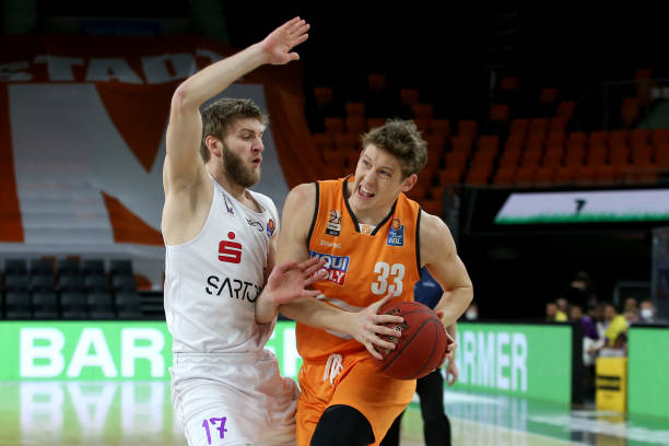 员在回防时 员在回防时